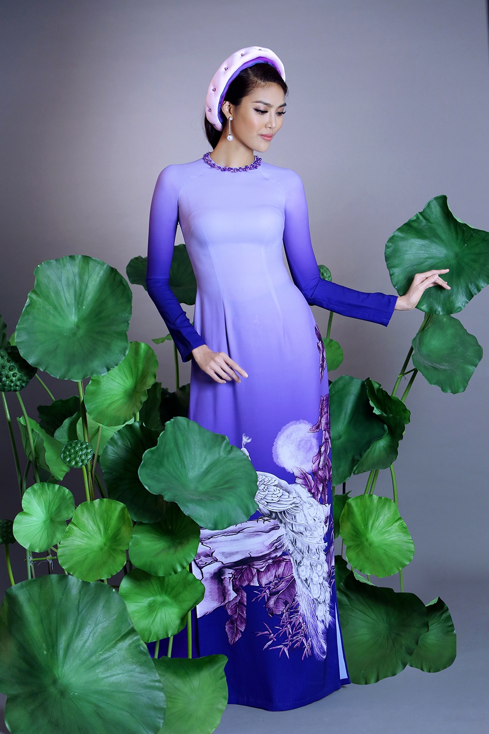 Lan Khue goi y ao dai hoa sen dien ngay Tet anh 3