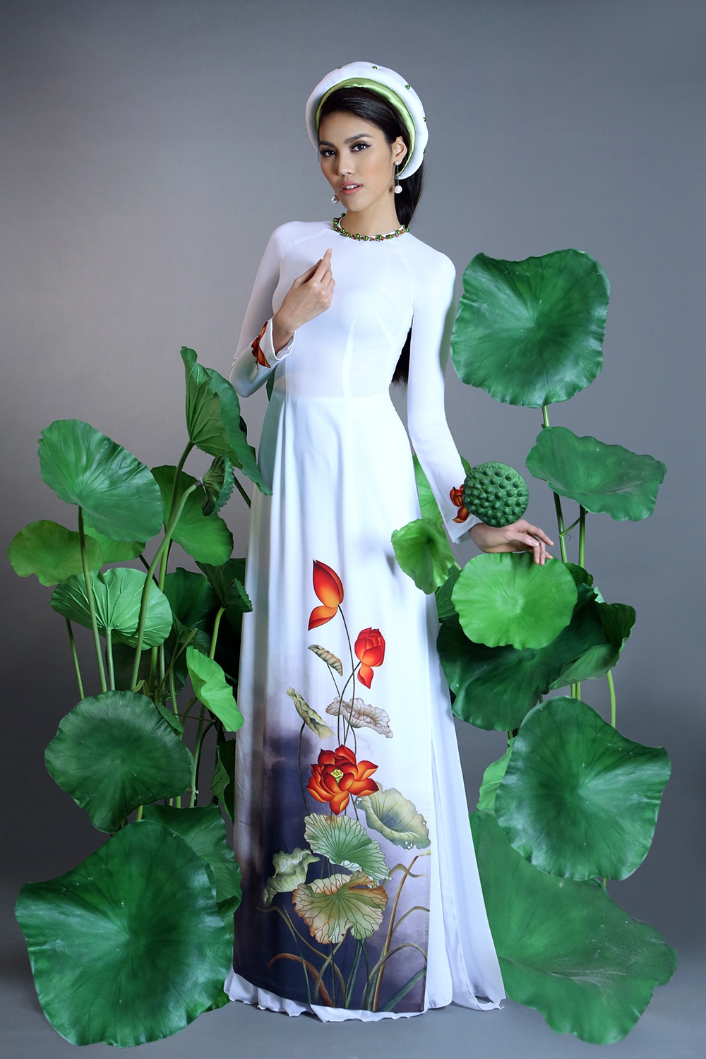 Lan Khue goi y ao dai hoa sen dien ngay Tet anh 5