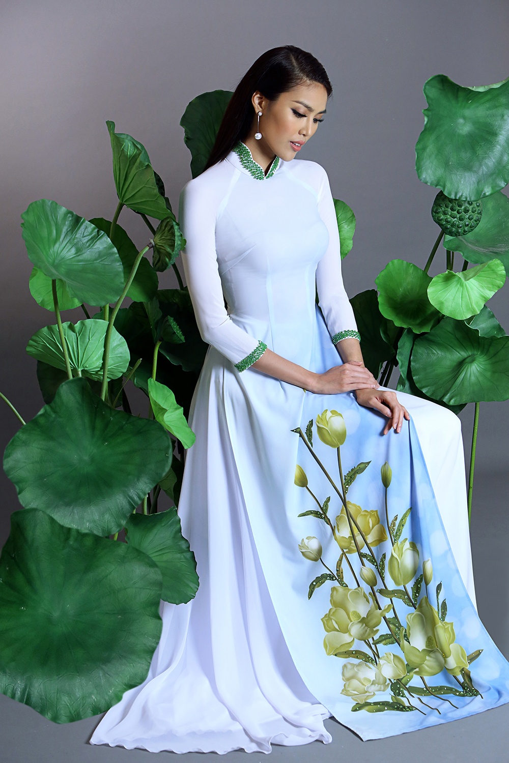 Lan Khue goi y ao dai hoa sen dien ngay Tet anh 6