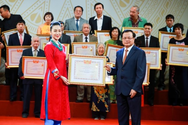 Linh Nga thich mau dan ong giong cha minh anh 2