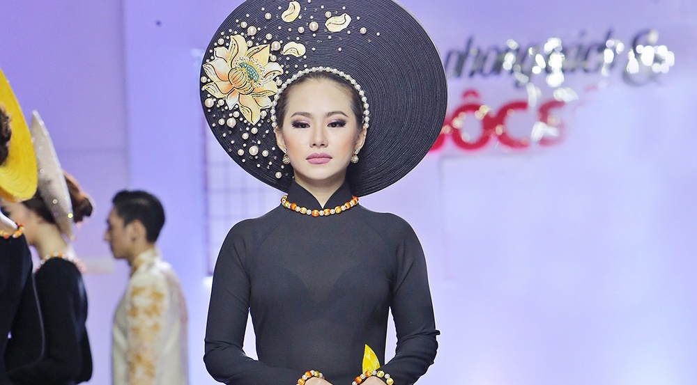 Luong Bich Huu lan dau trinh dien thoi trang hinh anh