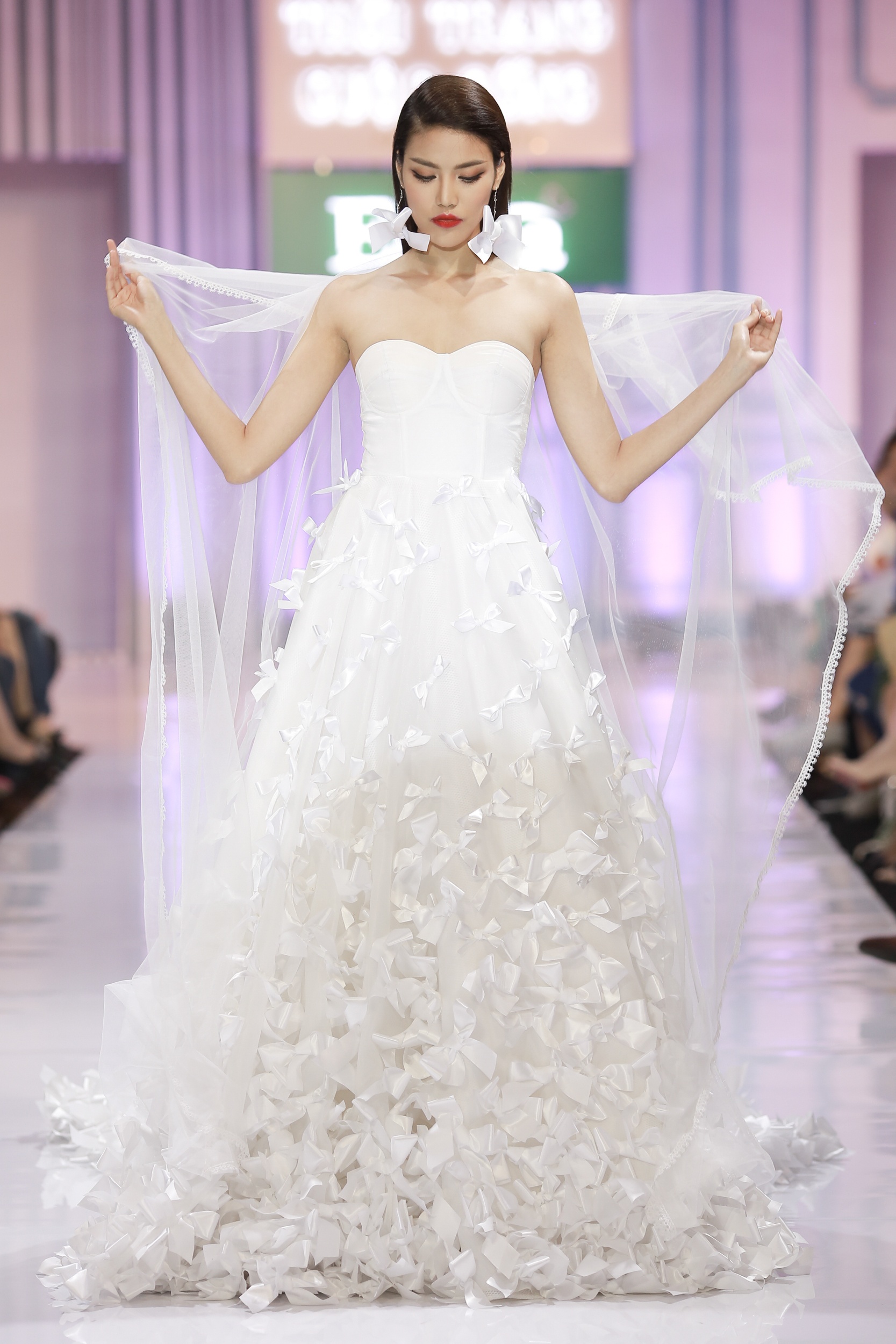 Lan Khue lam co dau goi cam anh 1