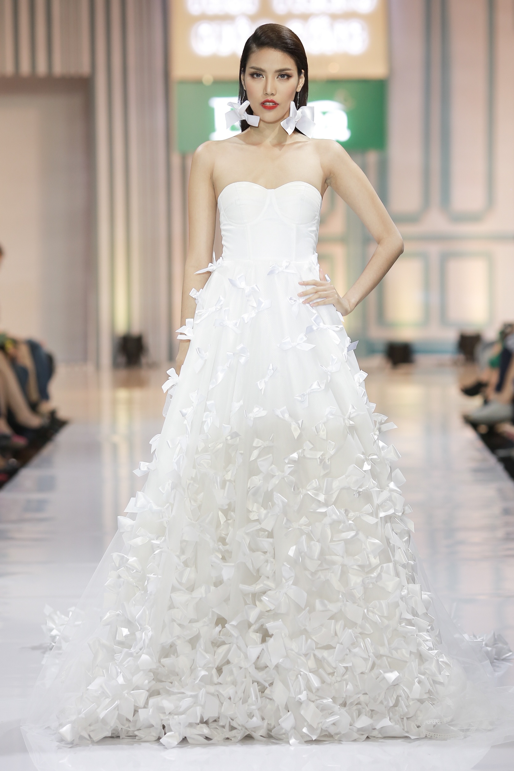 Lan Khue lam co dau goi cam anh 2