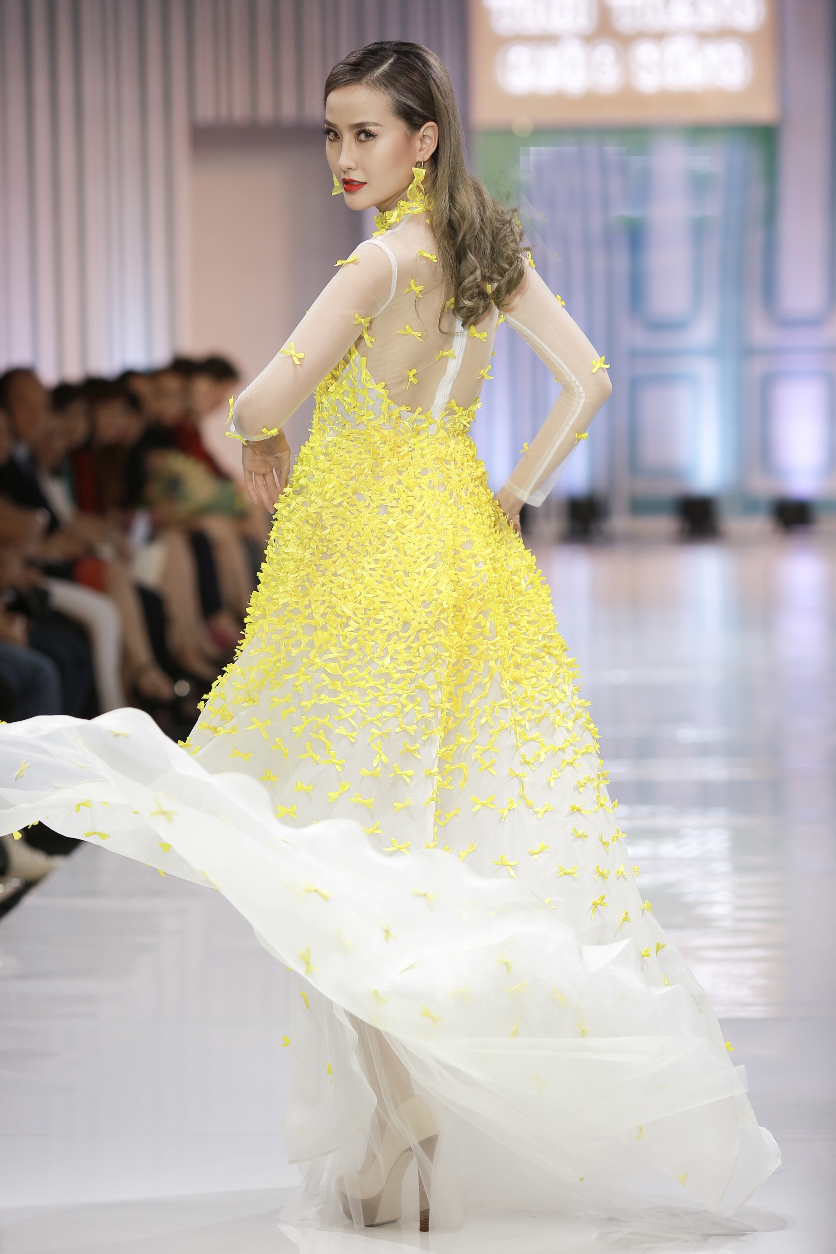 Lan Khue lam co dau goi cam anh 3