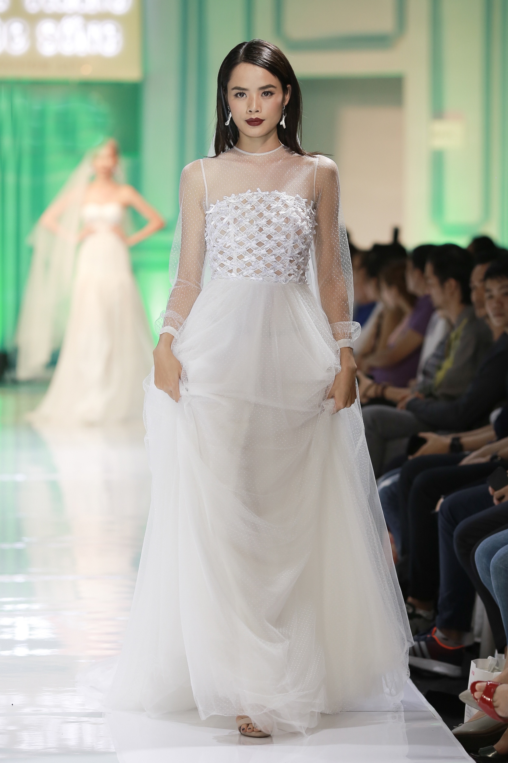 Lan Khue lam co dau goi cam anh 4