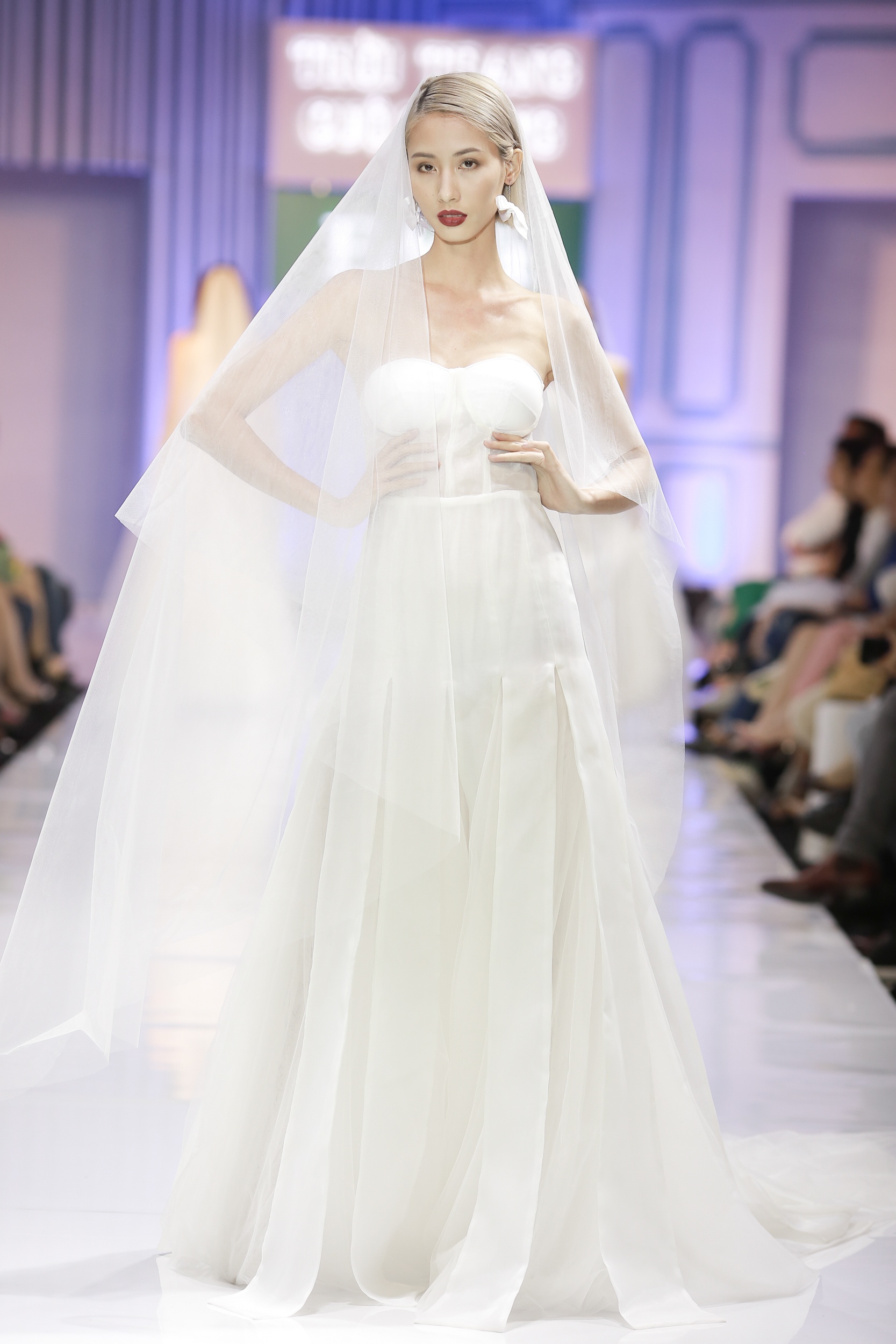 Lan Khue lam co dau goi cam anh 5