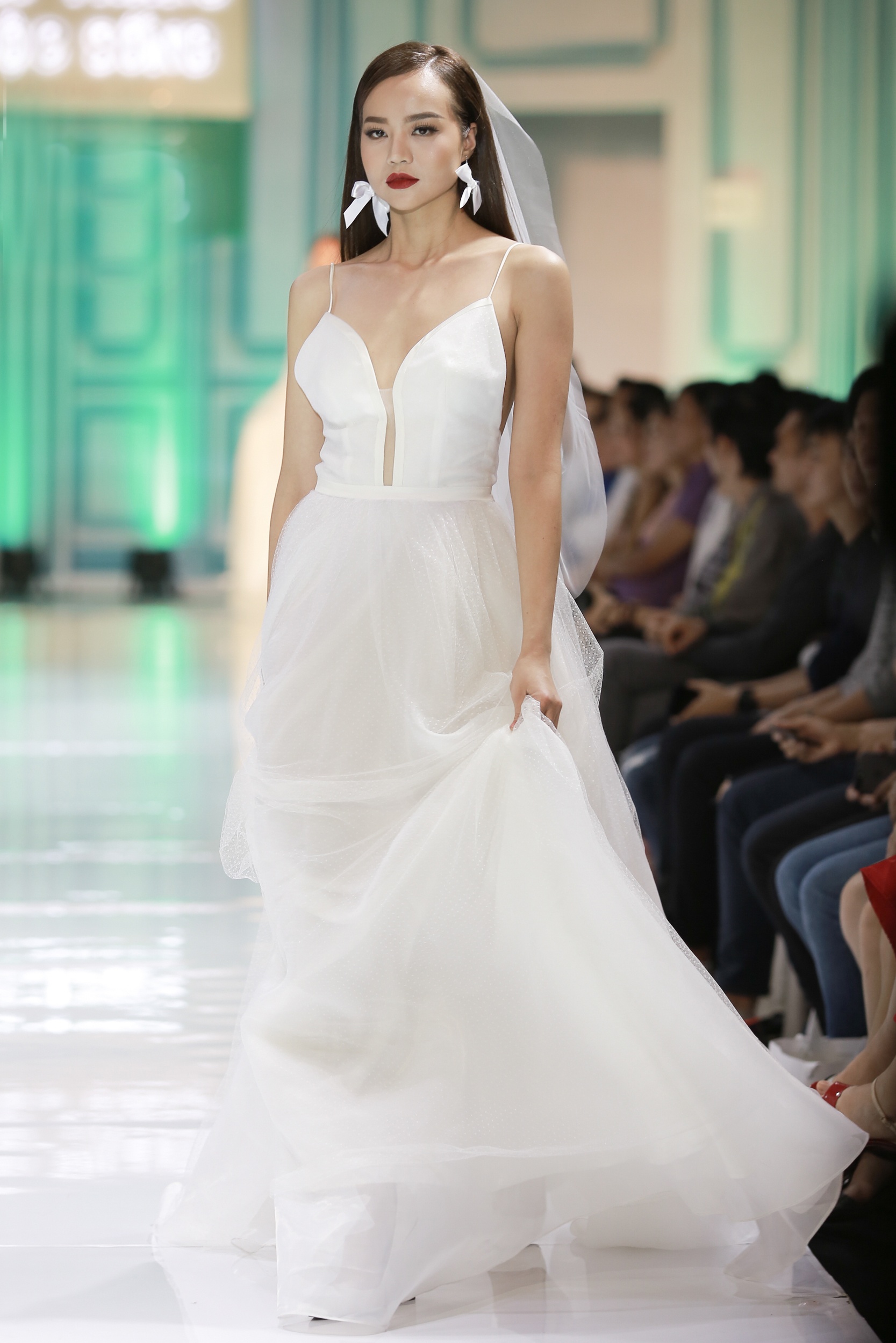 Lan Khue lam co dau goi cam anh 6