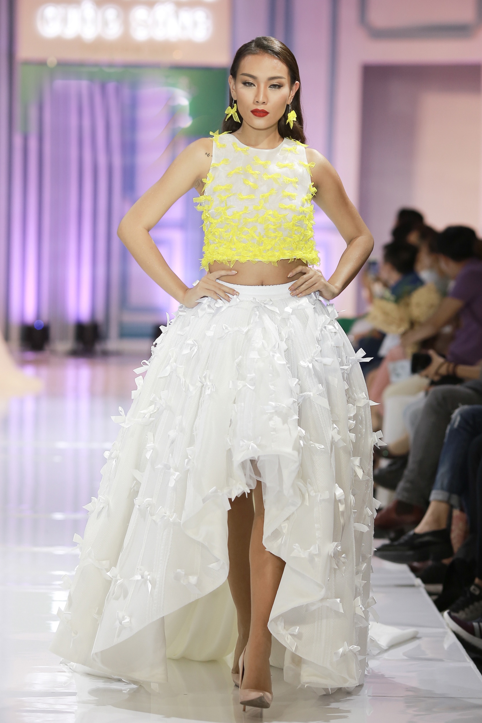 Lan Khue lam co dau goi cam anh 7