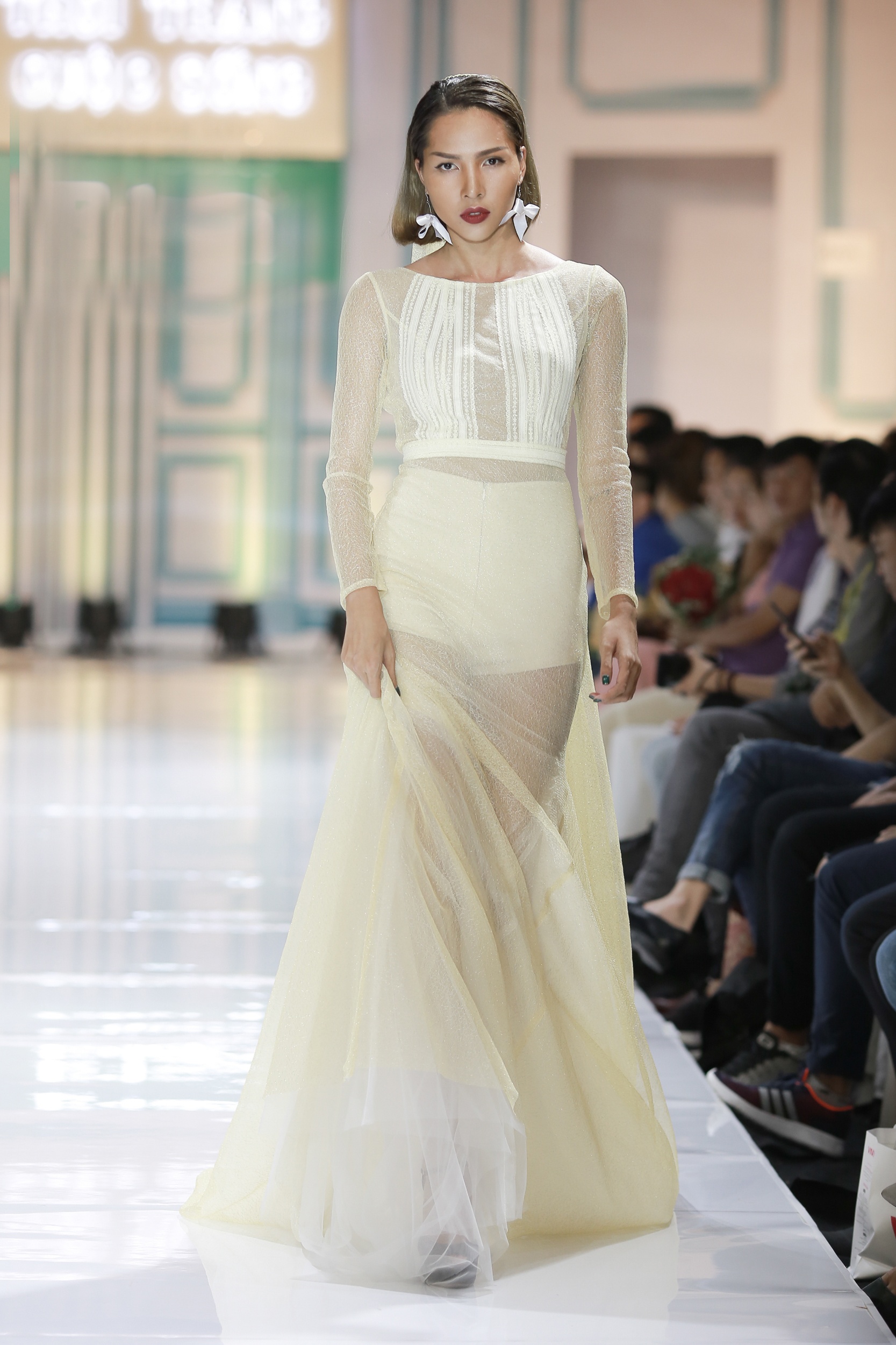 Lan Khue lam co dau goi cam anh 8