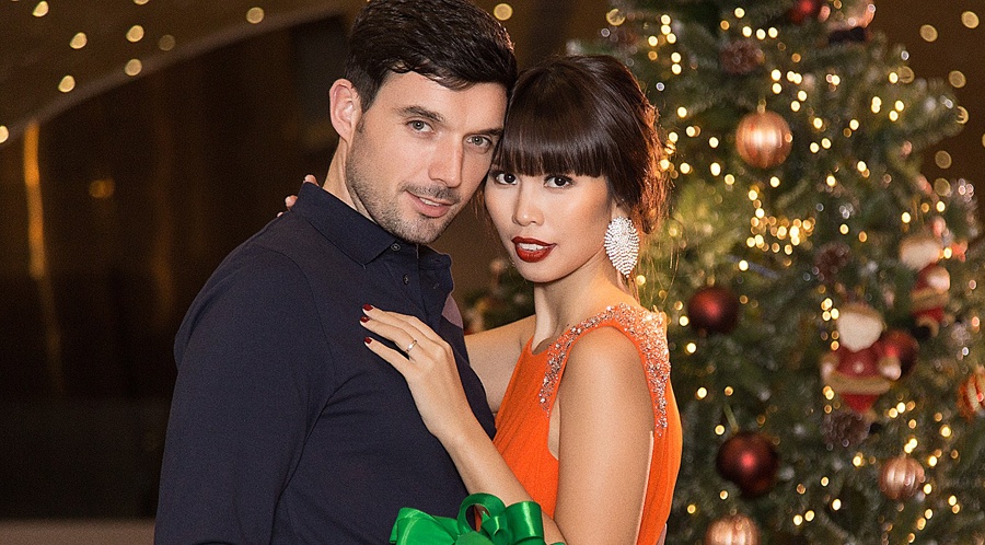 Ha Anh don Giang sinh ben chong Tay hinh anh