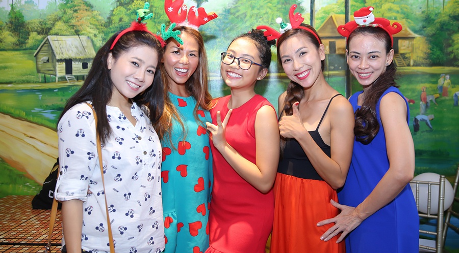 Phuong My Chi don Giang sinh cung hoi cac chi than thiet hinh anh