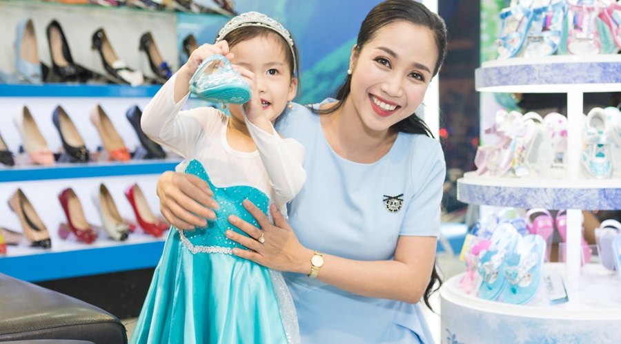 Oc Thanh Van sam qua Giang sinh cho ba con nho hinh anh