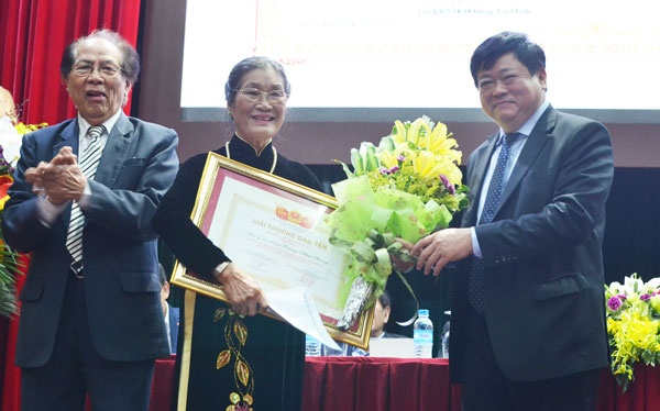 Truy tang giai thuong Dao Tan cho nhac si,  nha viet kich Truong Minh Phuong anh 1