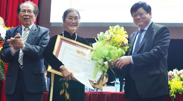 Nha viet kich Truong Minh Phuong nhan giai thuong Dao Tan hinh anh