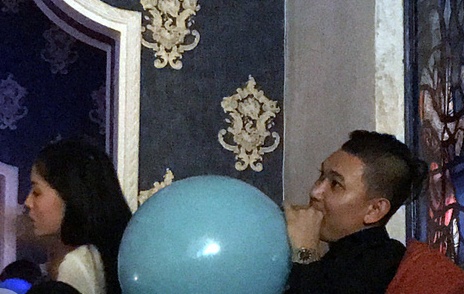 Kỳ Duyên hút thuốc, chơi bóng cười ảnh 2 Ky Duyen hut thuoc, choi bong cuoi anh 2