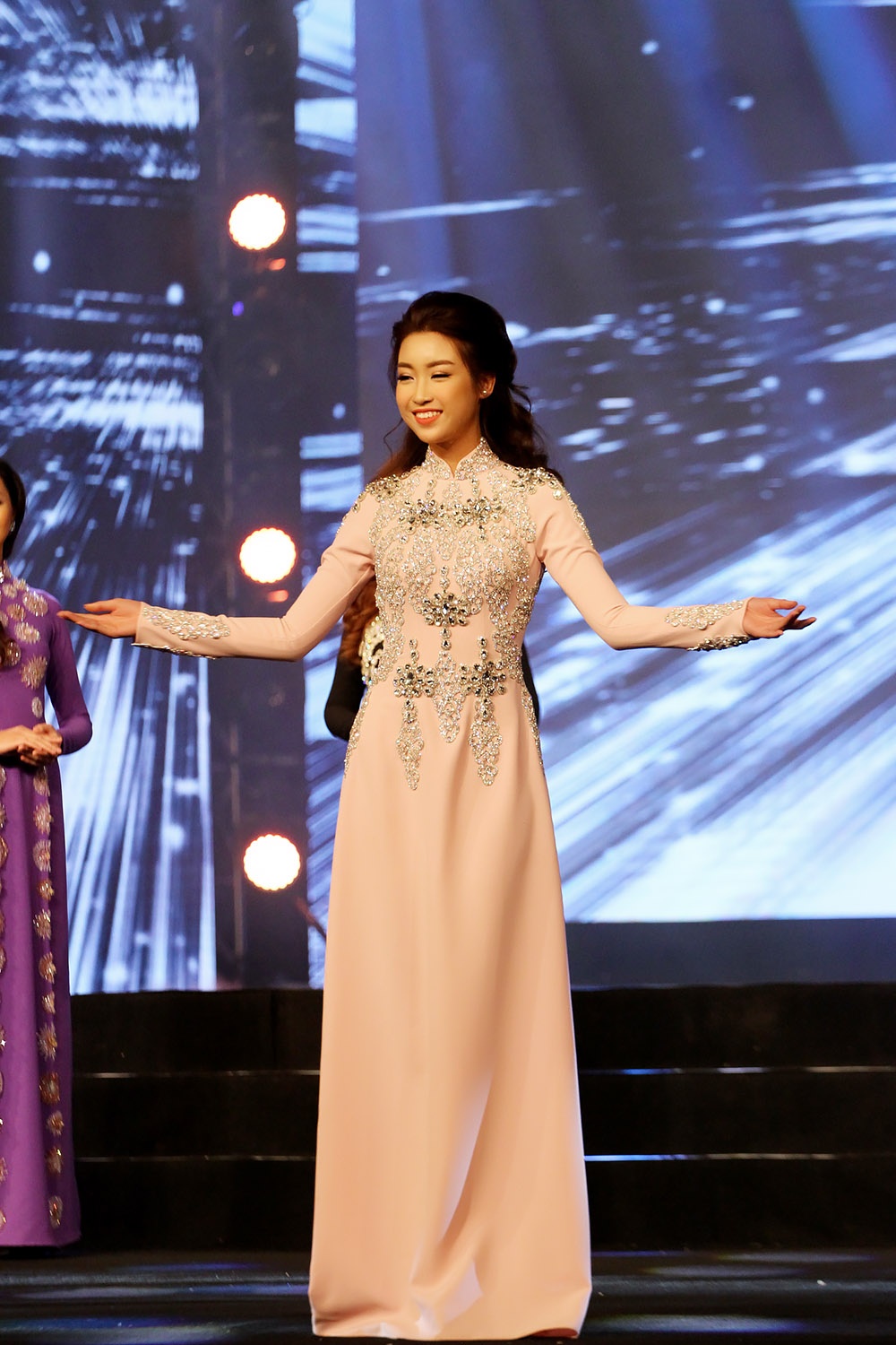 Do My Linh,  Lan Khue duyen dang ao dai anh 1
