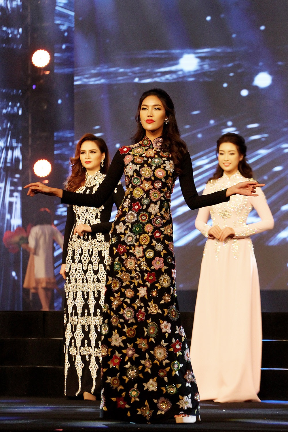 Do My Linh,  Lan Khue duyen dang ao dai anh 2