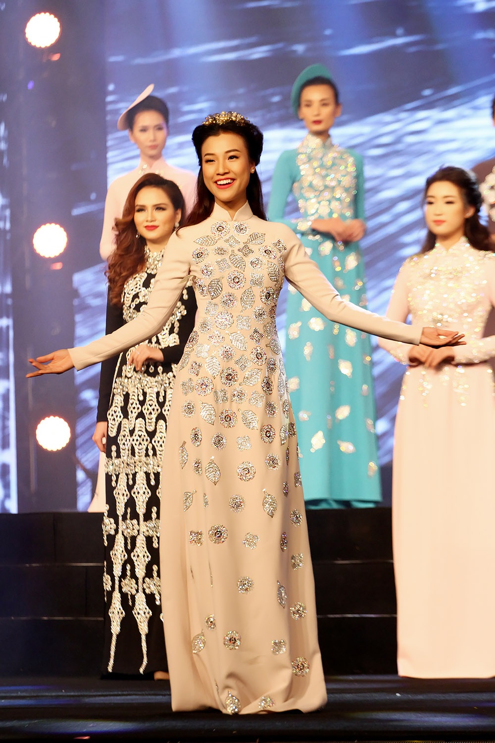 Do My Linh,  Lan Khue duyen dang ao dai anh 7
