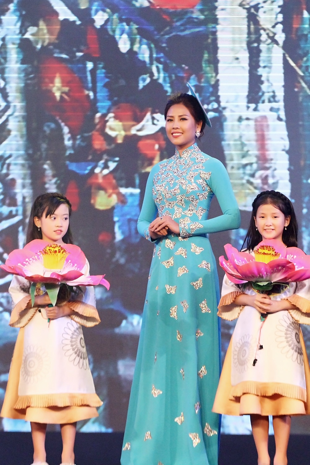 Do My Linh,  Lan Khue duyen dang ao dai anh 8