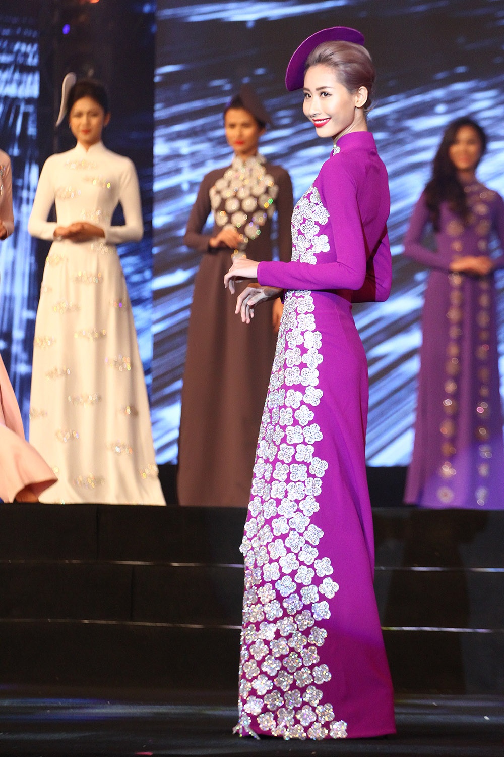 Do My Linh,  Lan Khue duyen dang ao dai anh 9