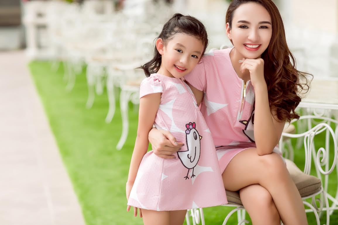 Ngoc Diem va con gai dien do doi anh 3