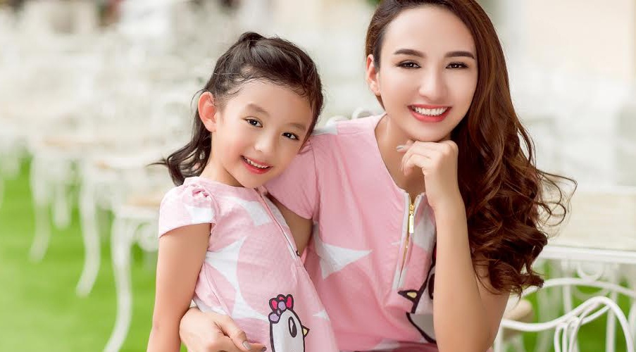 Ngoc Diem va con gai dien do doi don xuan hinh anh