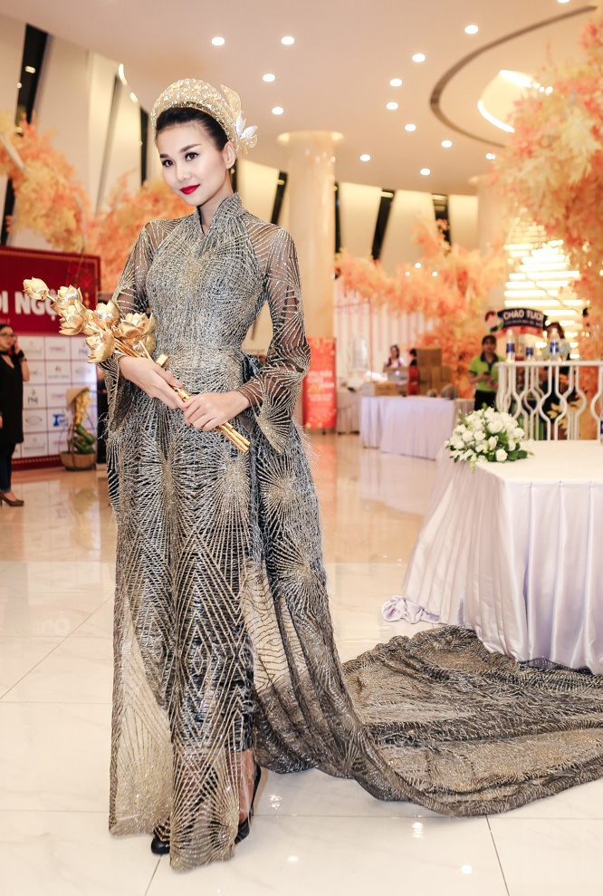 Thanh Hang cam hoa sen o su kien anh 2