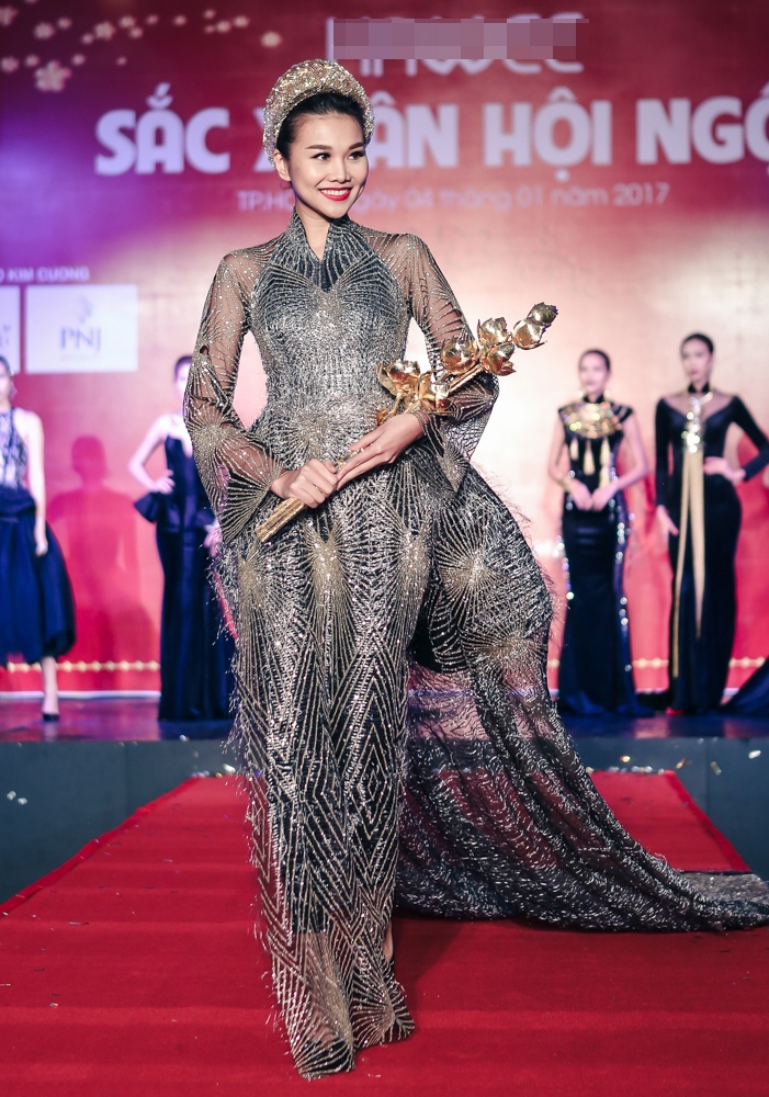 Thanh Hang cam hoa sen o su kien anh 5