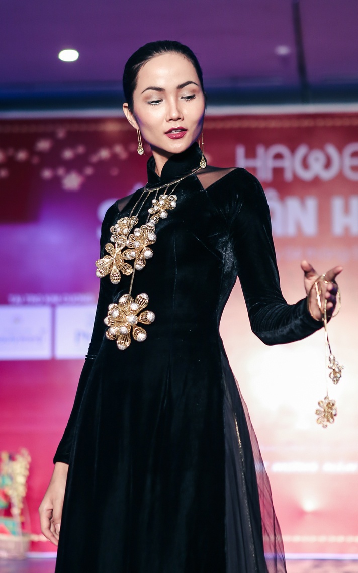 Thanh Hang cam hoa sen o su kien anh 7