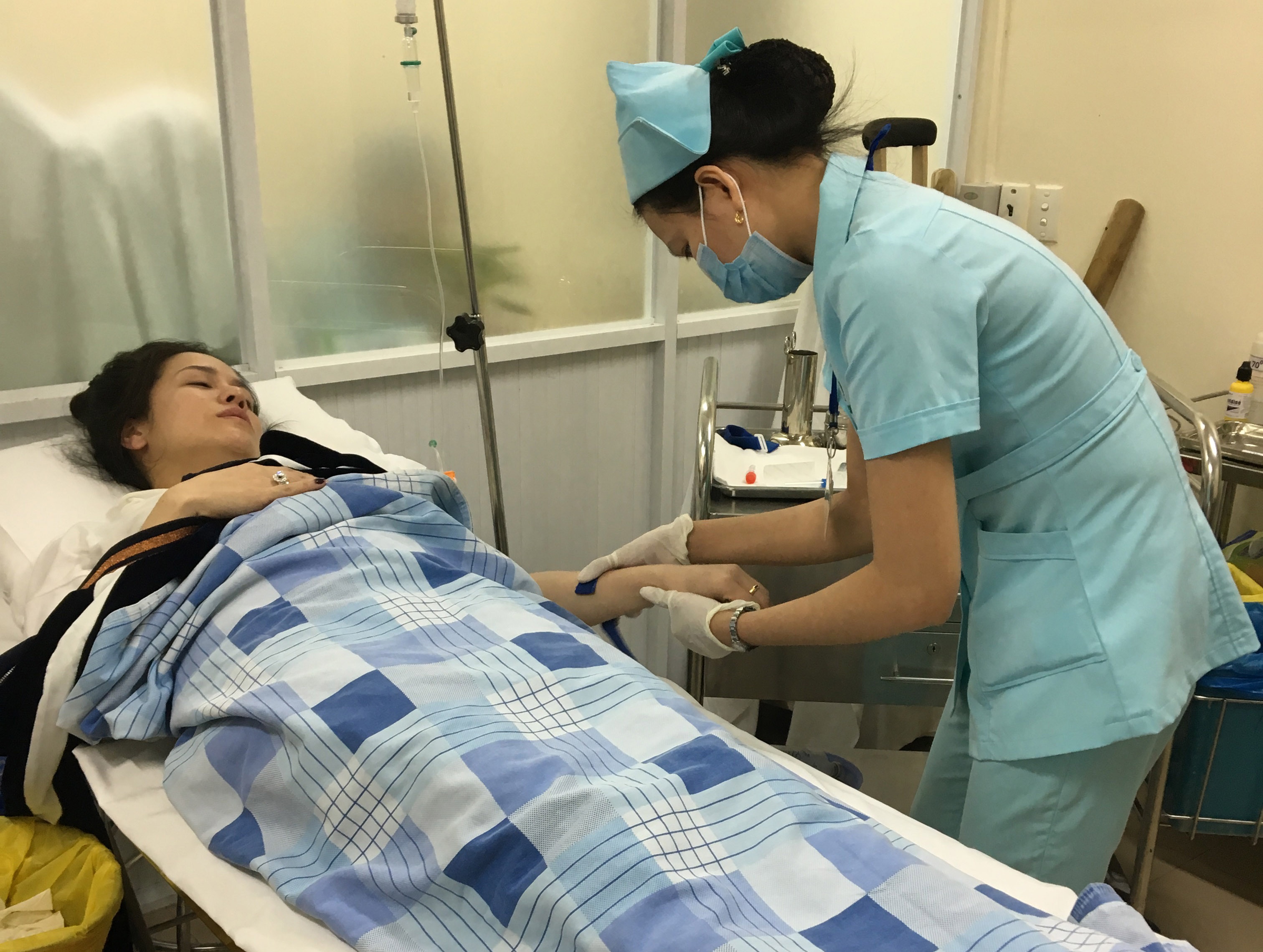 Nhat Kim Anh ngat xiu tren may bay, phai nhap vien cap cuu hinh anh