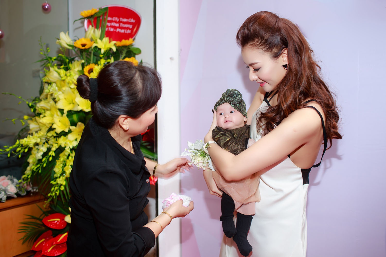 Hong Que dua con gai di su kien anh 3