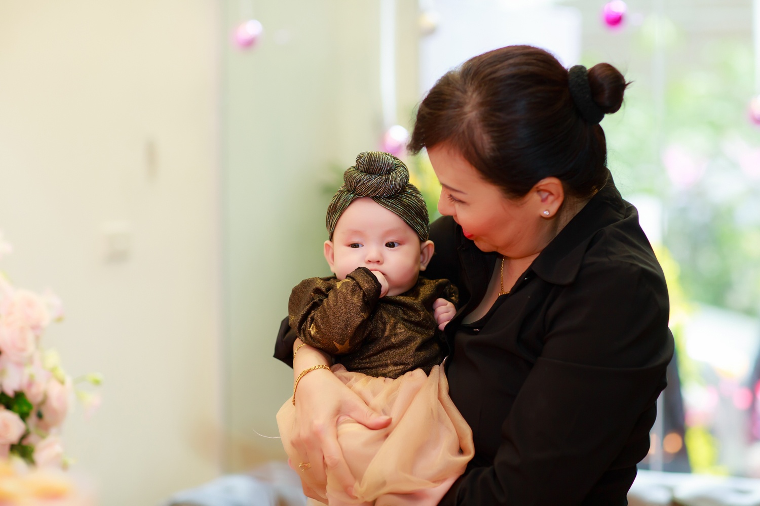 Hong Que dua con gai di su kien anh 4