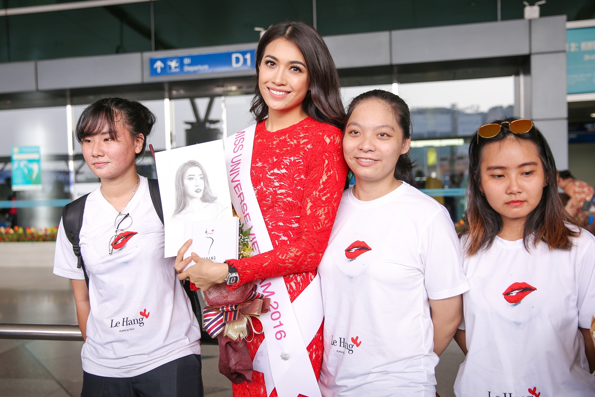 Phạm Hương tiễn Hằng lên đường thi Miss Universe ảnh 6 Pham Huong tien Hang len duong thi Miss Universe anh 6
