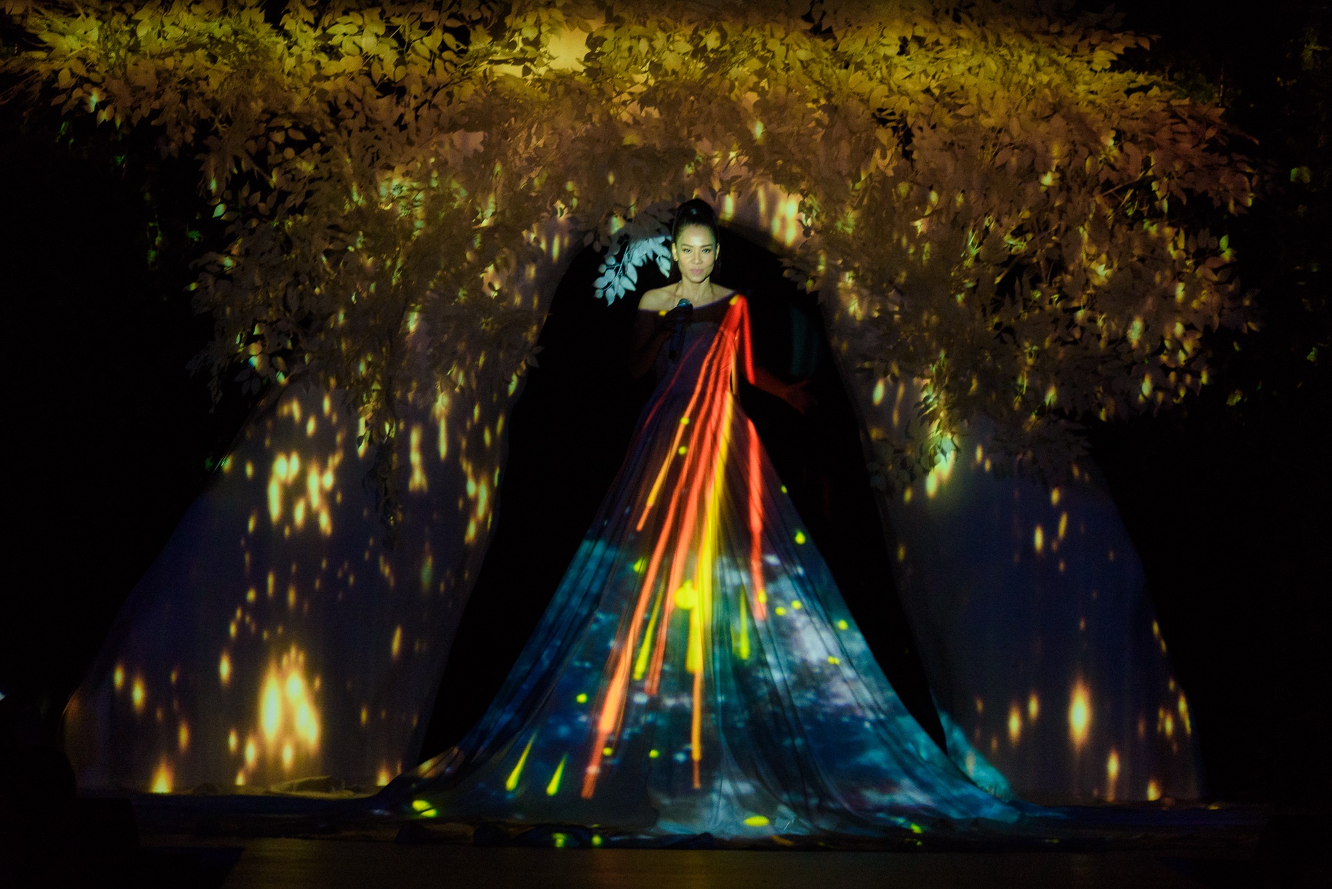 Thu Minh catwalk tren san dien anh 1