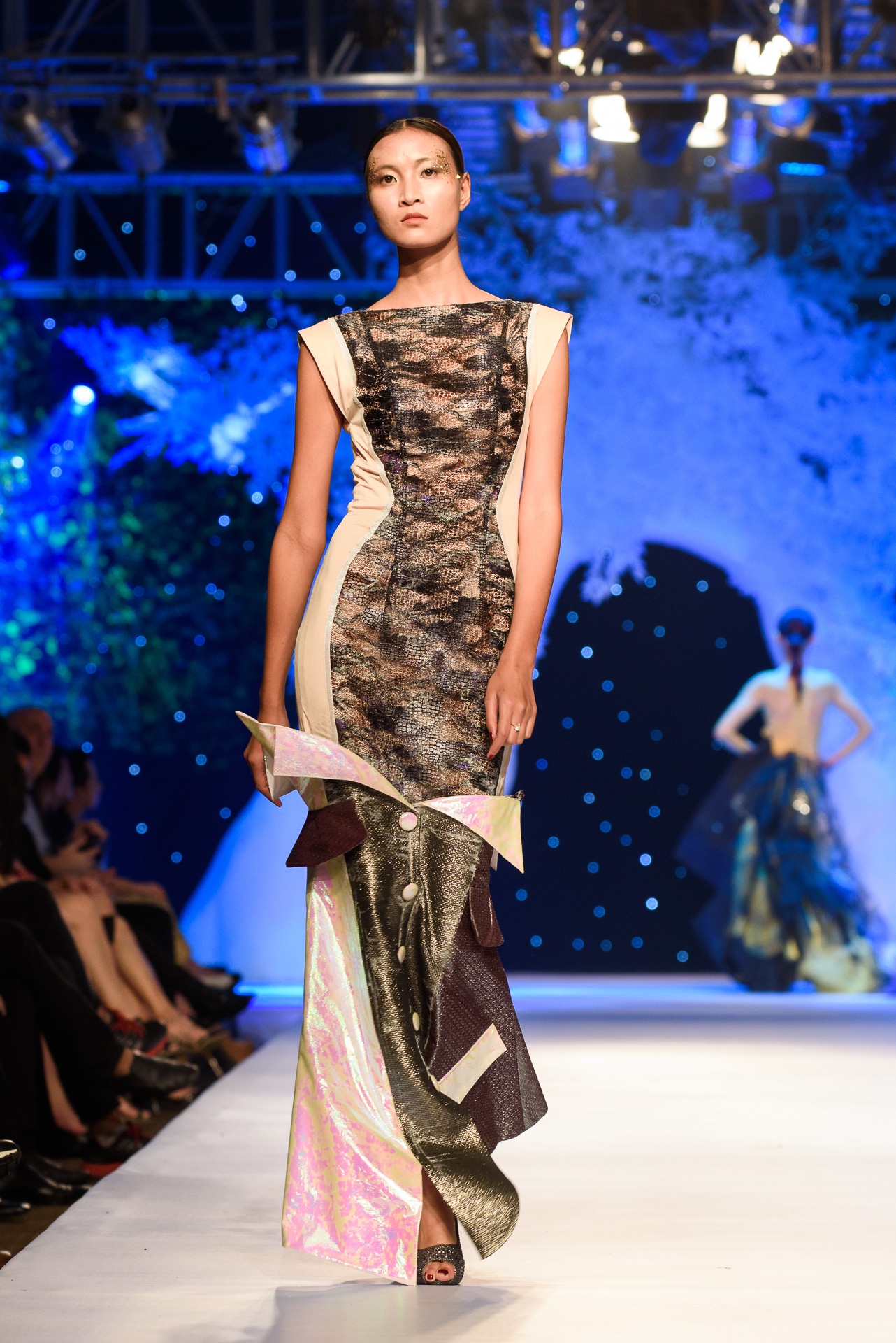 Thu Minh catwalk tren san dien anh 9