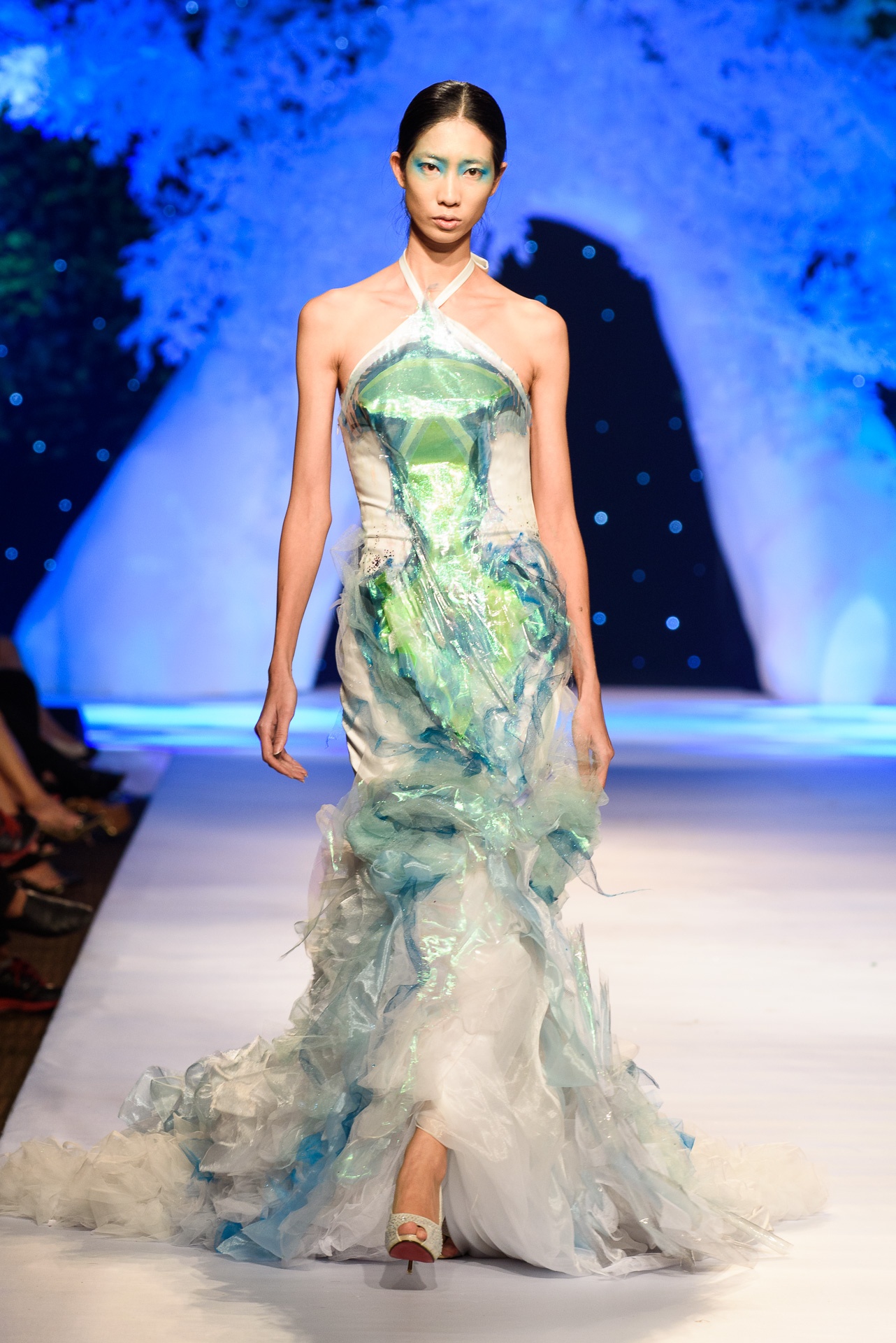 Thu Minh catwalk tren san dien anh 10