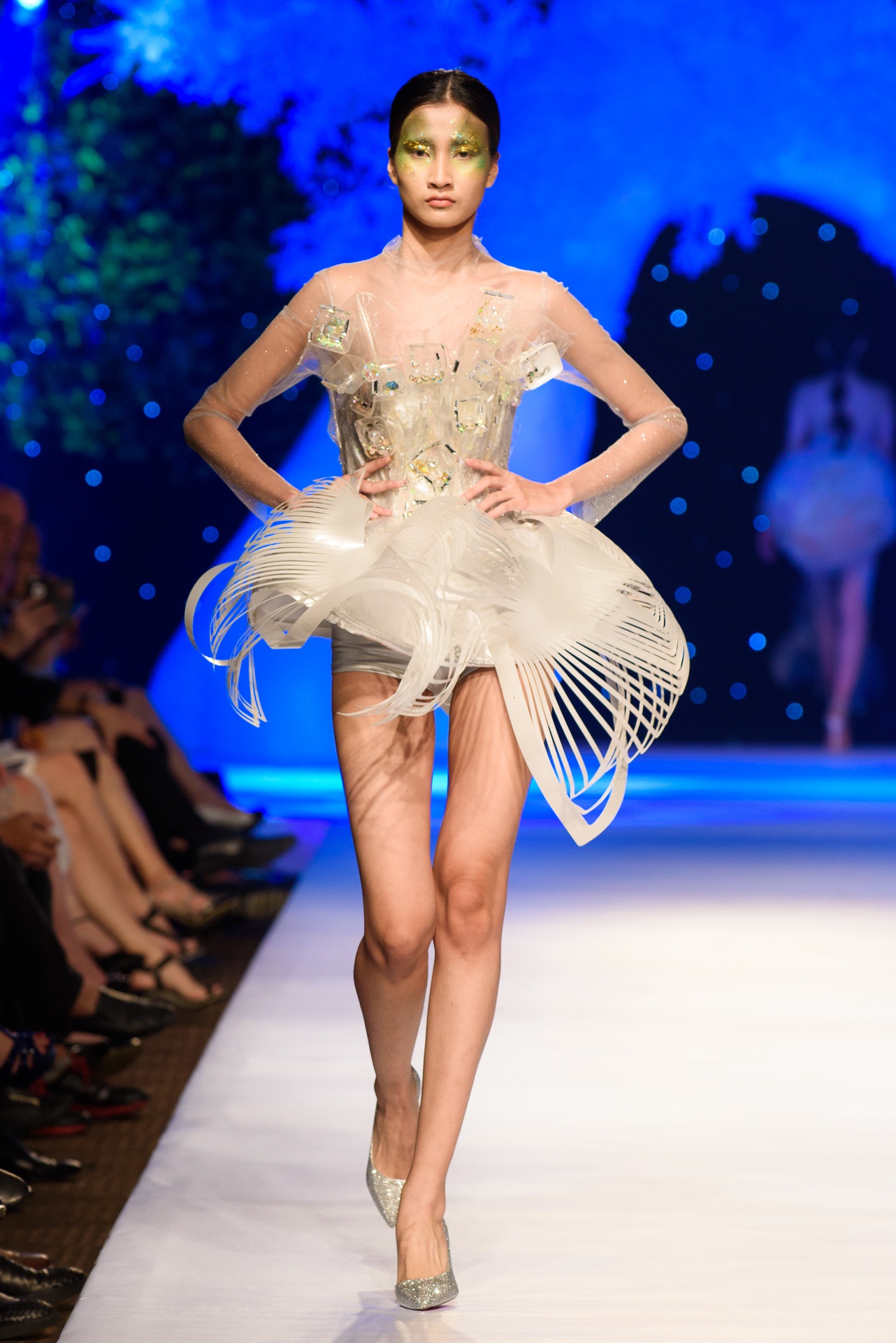 Thu Minh catwalk tren san dien anh 11