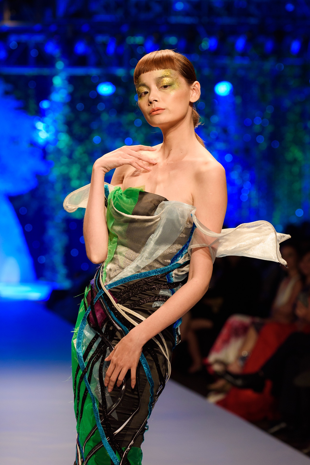 Thu Minh catwalk tren san dien anh 12