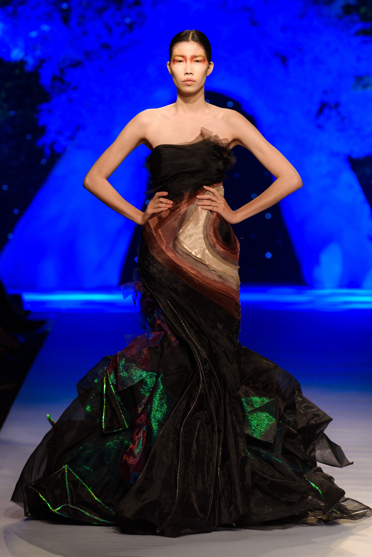 Thu Minh catwalk tren san dien anh 13