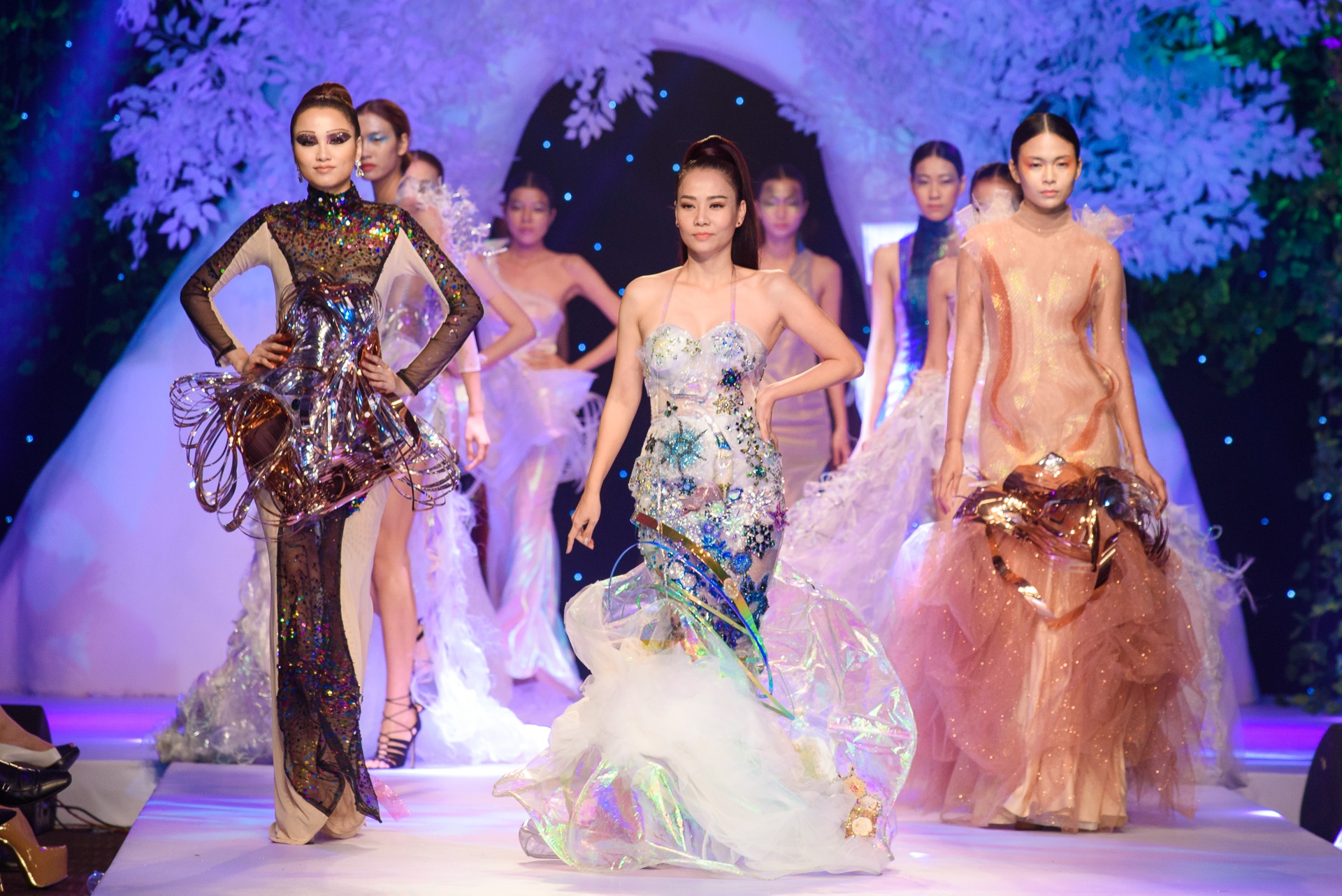 Thu Minh catwalk tren san dien anh 3