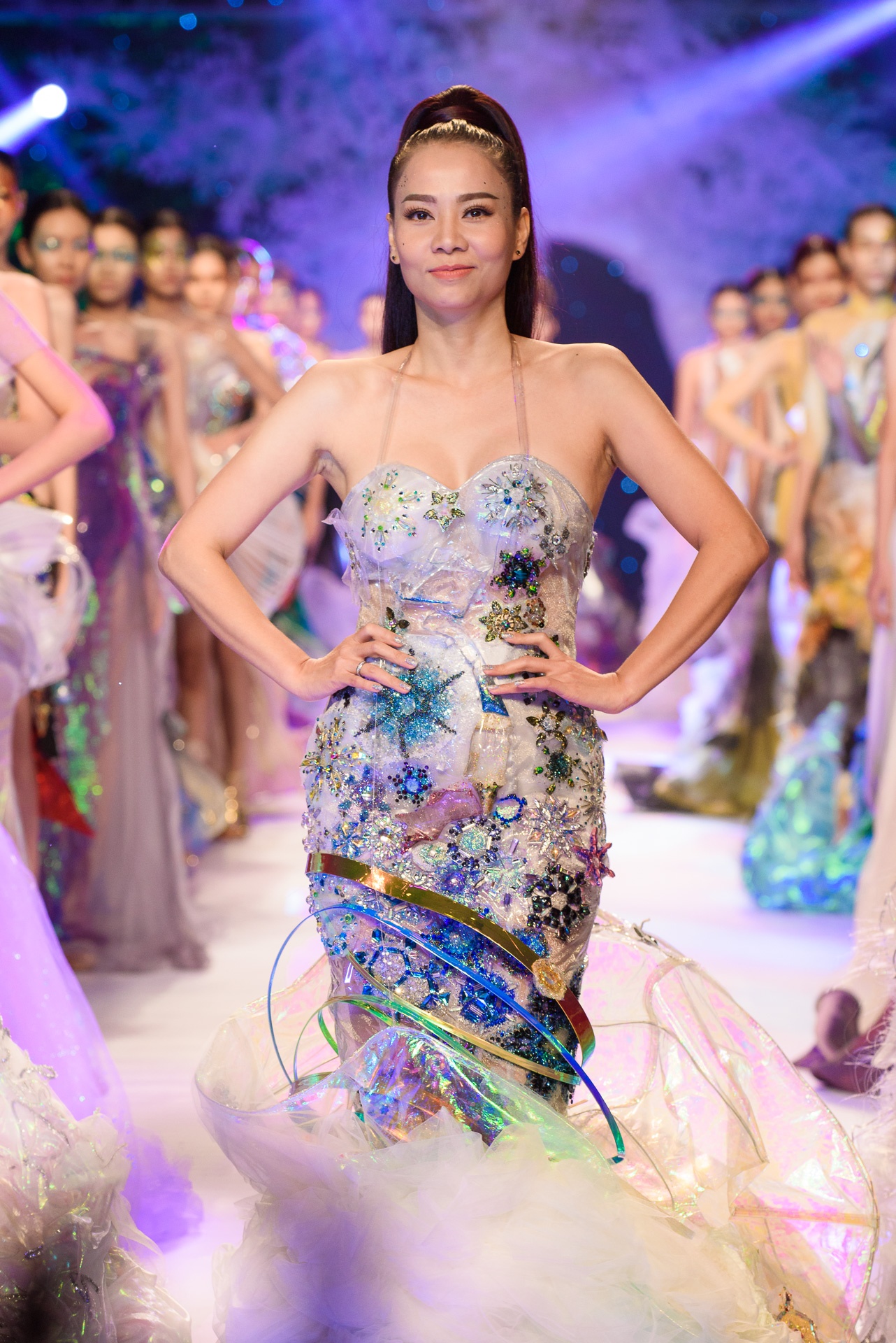 Thu Minh catwalk tren san dien anh 4