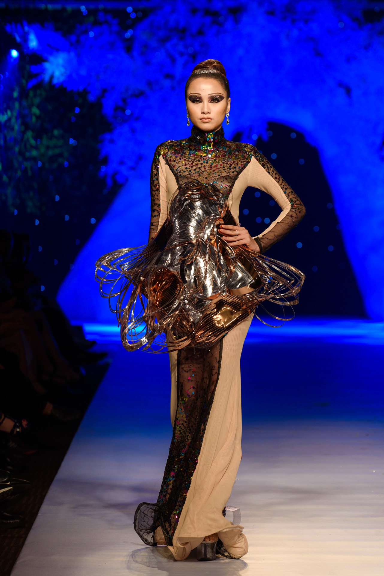 Thu Minh catwalk tren san dien anh 5