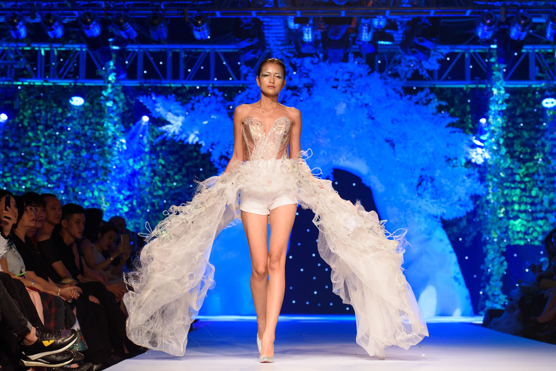 Thu Minh catwalk tren san dien anh 6