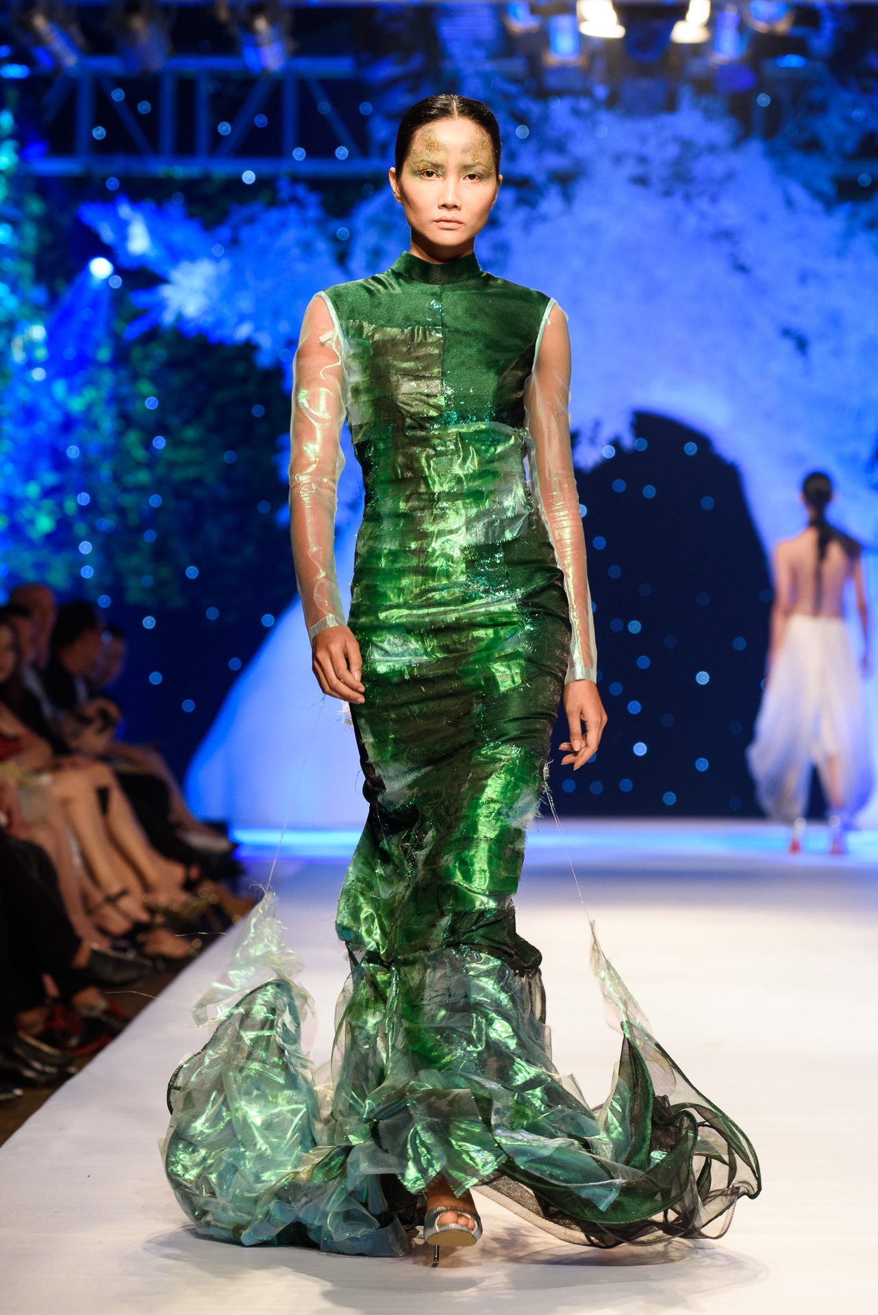 Thu Minh catwalk tren san dien anh 8