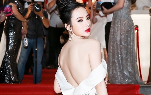 Angela Phuong Trinh khoe lung tran tren tham do hinh anh