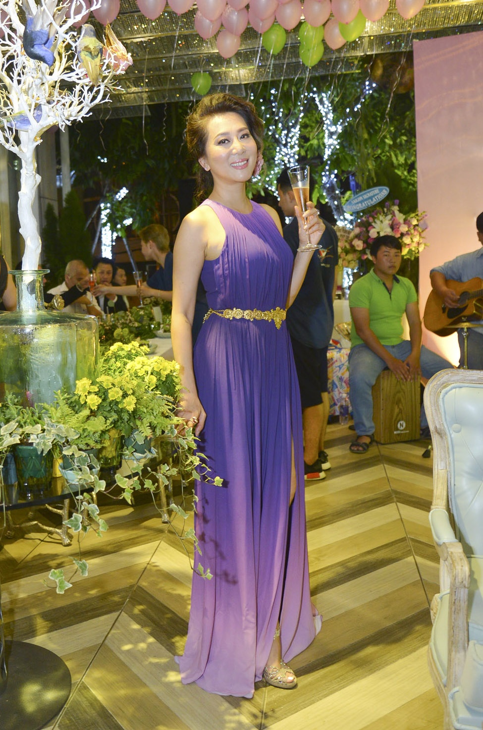 MC Phan Anh diện áo dài Tết ảnh 3 MC Phan Anh dien ao dai Tet anh 3