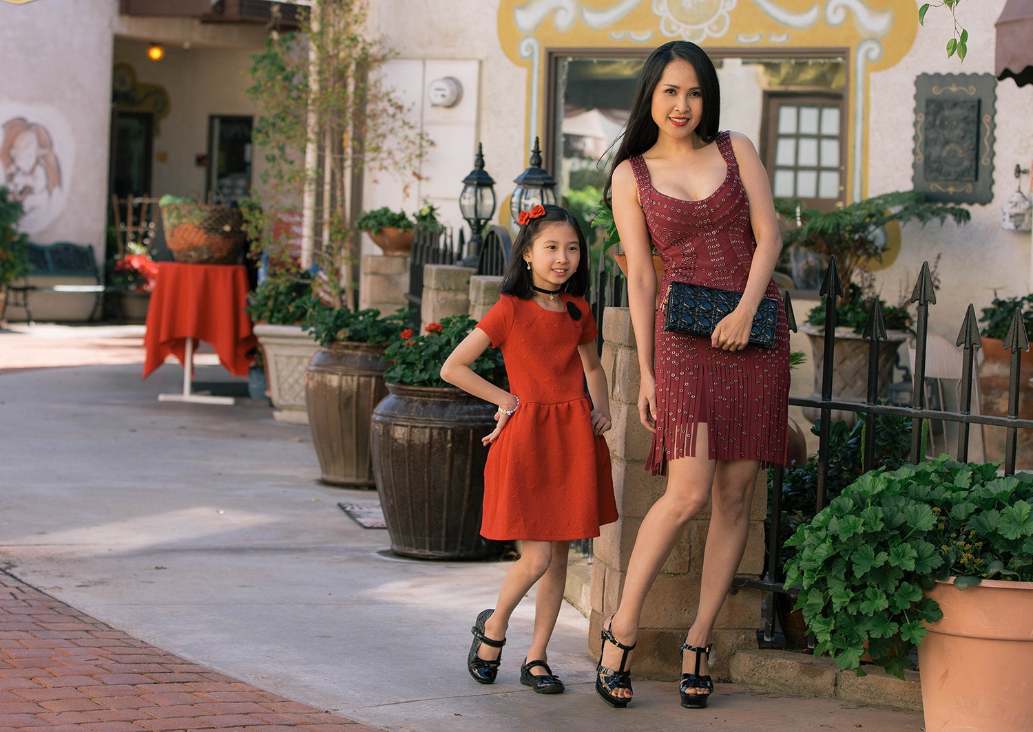 'Gai nhay' Minh Thu mac sexy dao pho anh 1