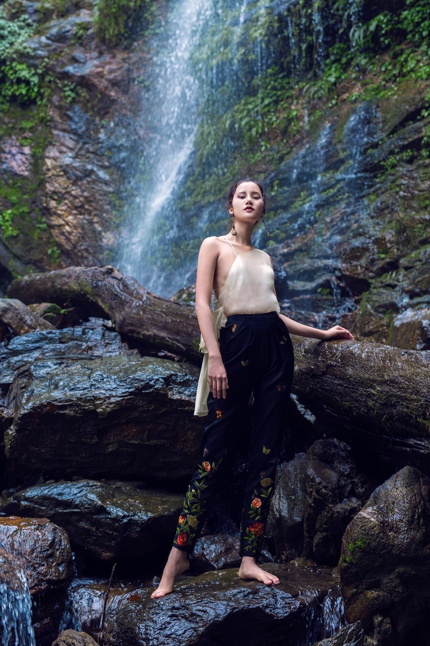 Quan quan Huong Ly chup anh o moi mien to quoc anh 8