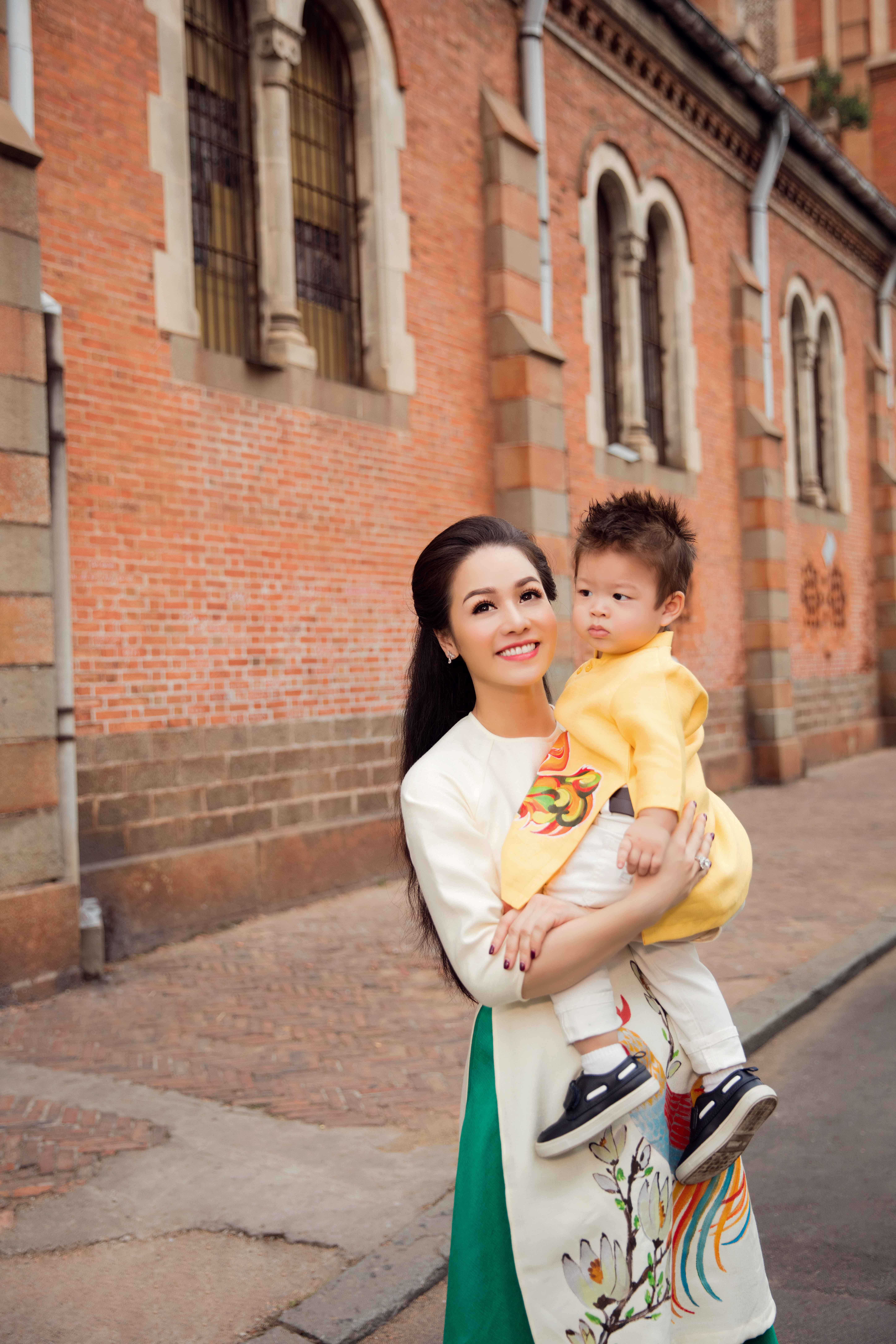 Nhat Kim Anh va con trai dien ao dai doi anh 7