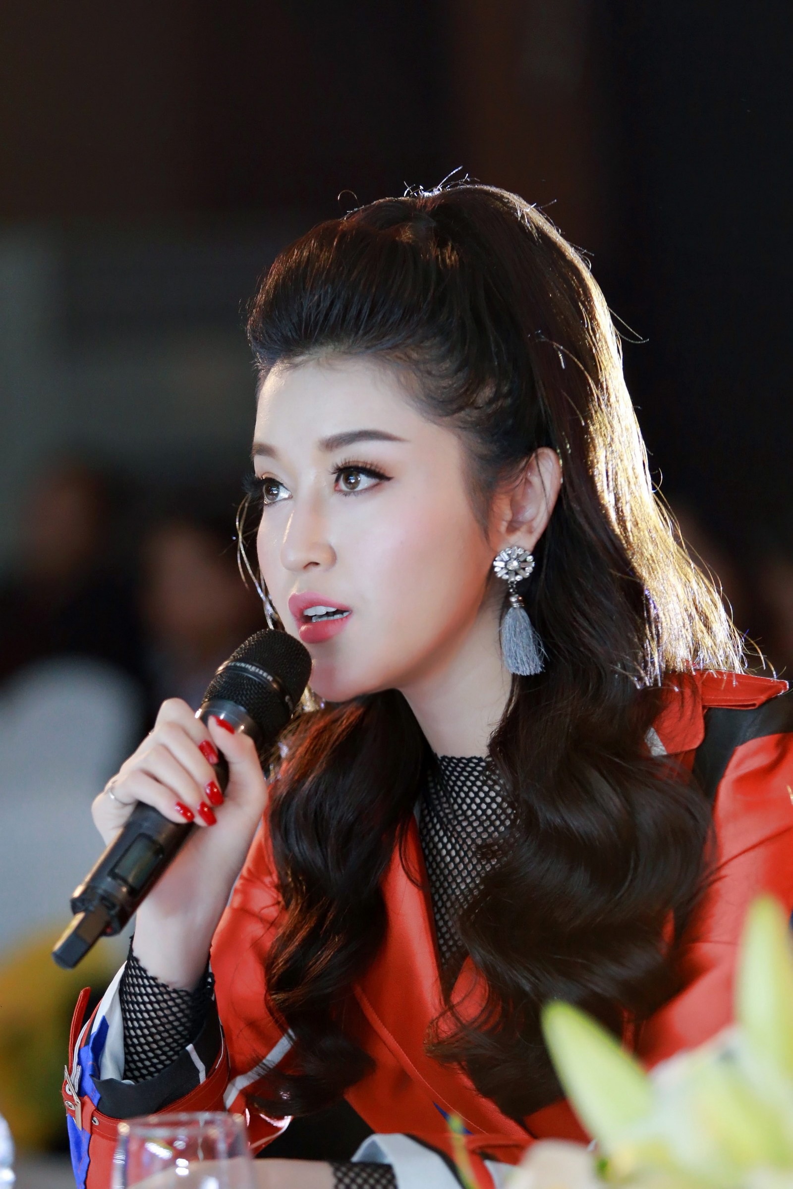 Huyen My du su kien can Tet anh 4